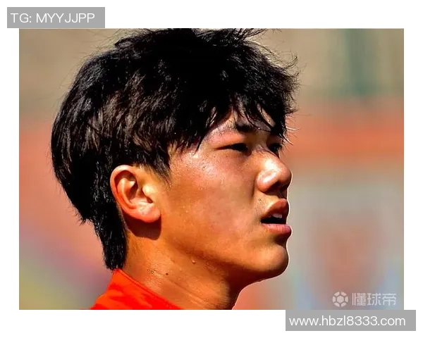 足球明星在绿茵场上挥洒汗水的精彩瞬间与激情四溢的踢球姿态